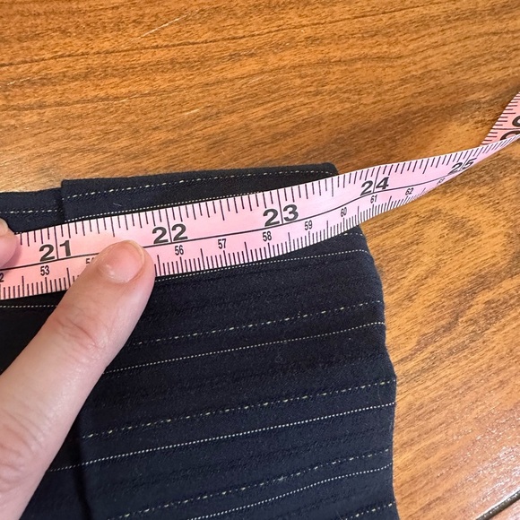 BCBG MaxAzria Cropped Pinstripe Slacks – Size 6, Low Rise - Picture 4 of 6